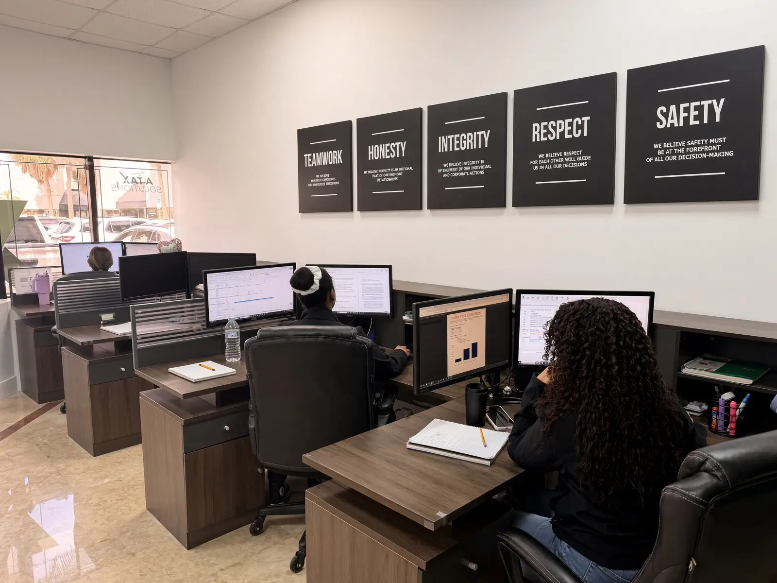 Equipo de A Tax Solutions trabajando en la oficina de Miami